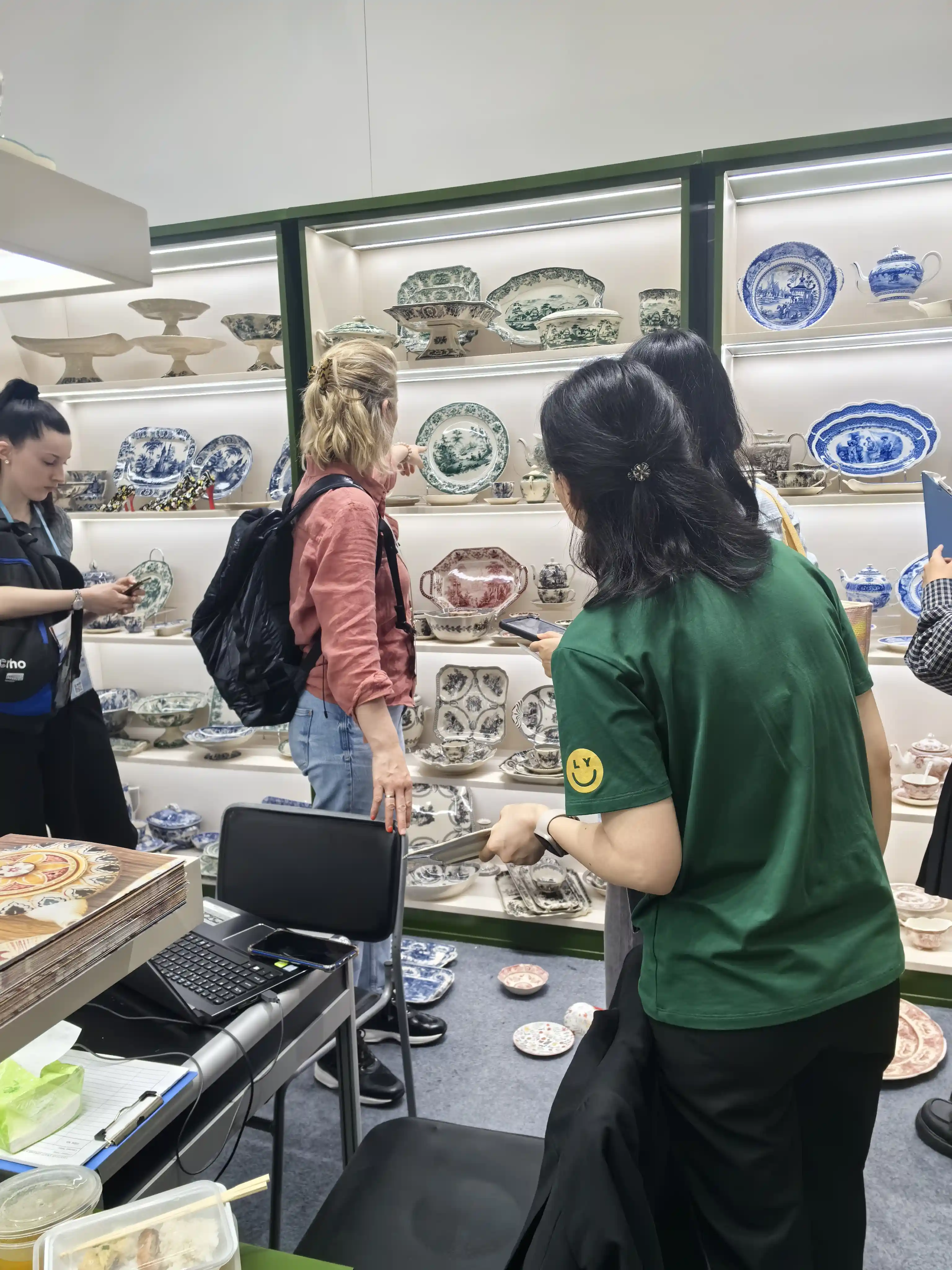 The 137th Canton Fair-Lianyuan wholesale vintage ceramic tableware series display