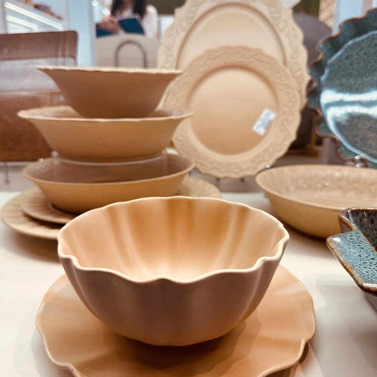 أدوات مائدة ليانيوان الخزفية المخصصة التي وصلت حديثًا لعام 2025 في معرض كانتون